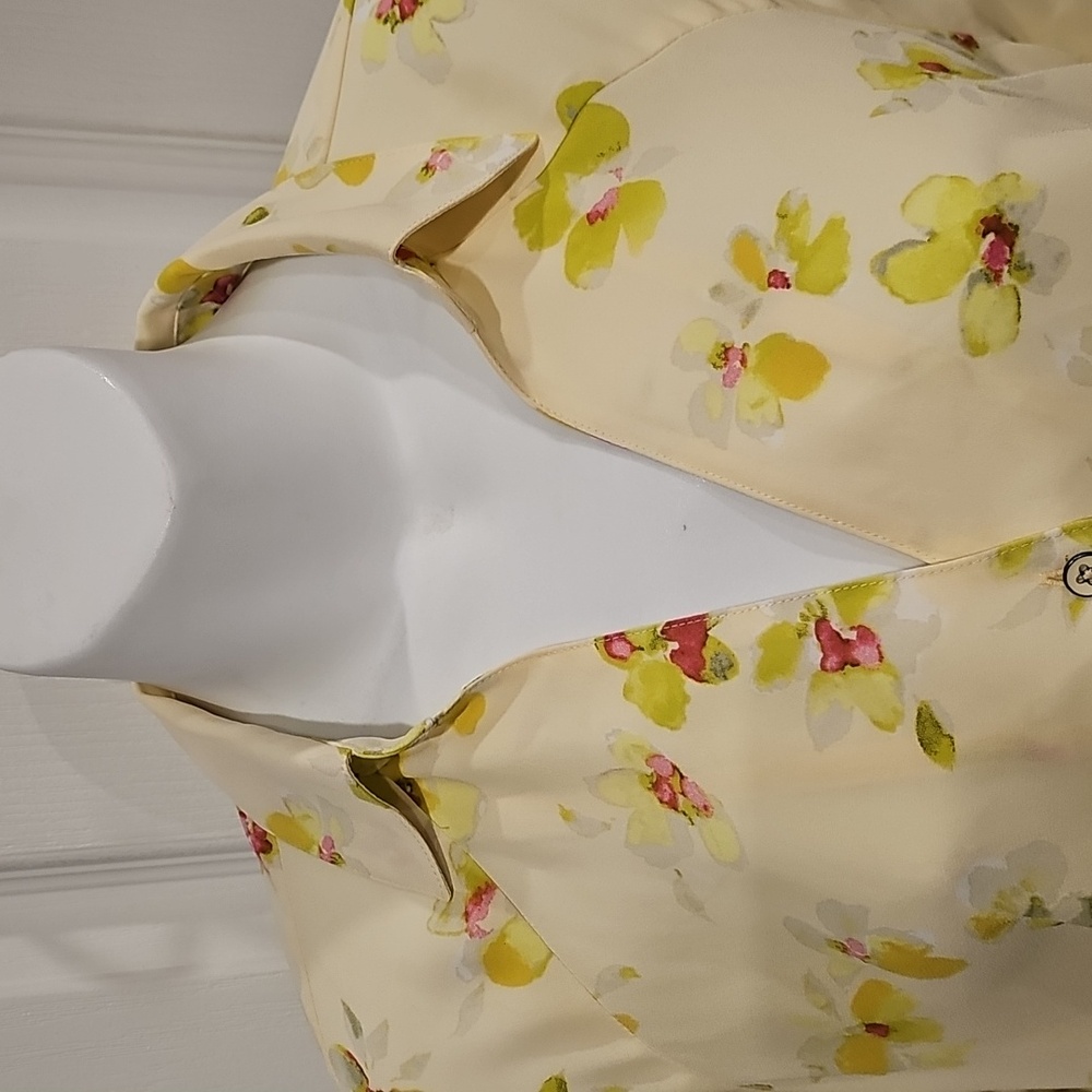 Cabi Go-to-blouse Spring 2023 flower floral light pastel muted yellow Sz S EUC - Picture 11 of 14